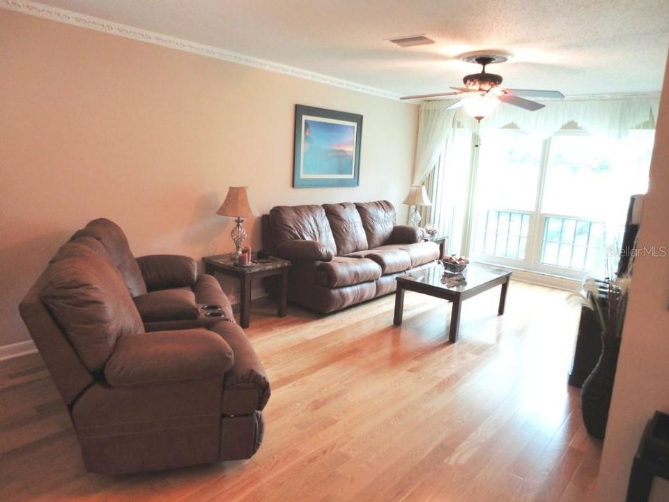 For Rent: $1,795 (2 beds, 1 baths, 930 Square Feet)