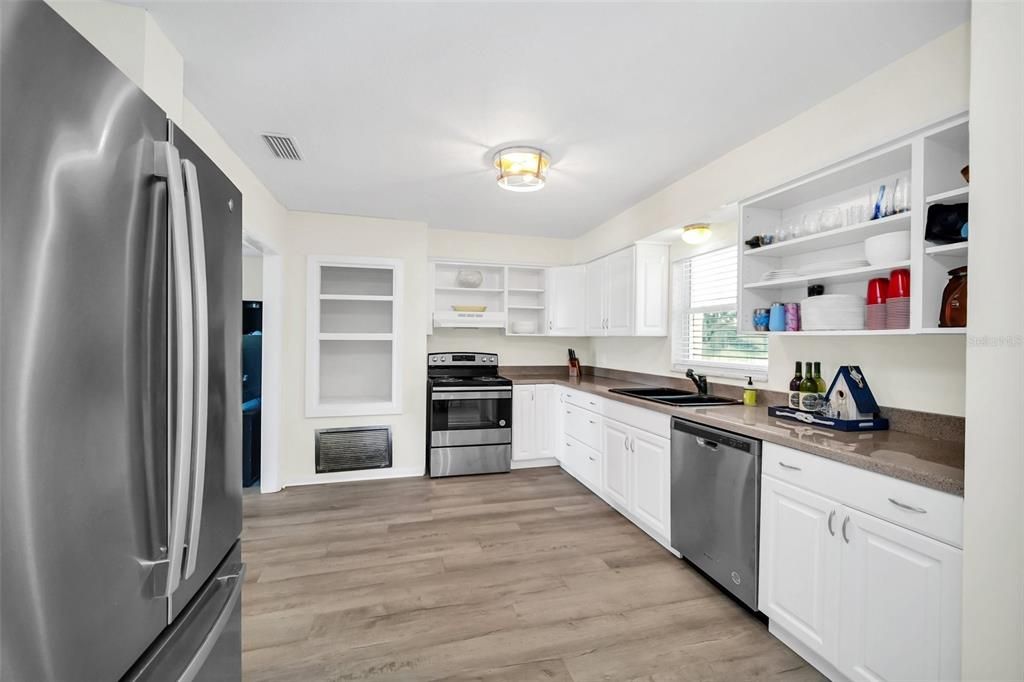 For Rent: $2,200 (3 beds, 2 baths, 1451 Square Feet)