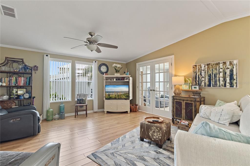 Active With Contract: $275,000 (2 beds, 2 baths, 1236 Square Feet)