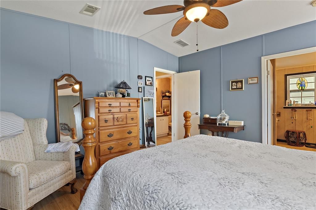 Active With Contract: $275,000 (2 beds, 2 baths, 1236 Square Feet)