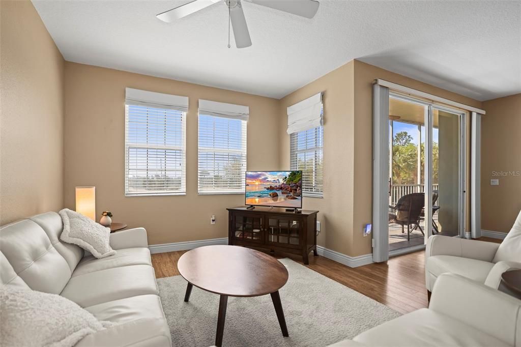 На продажу: $444,900 (2 спален, 2 ванн, 1385 Квадратных фут)