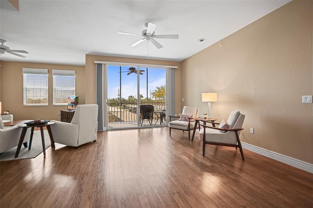 На продажу: $444,900 (2 спален, 2 ванн, 1385 Квадратных фут)