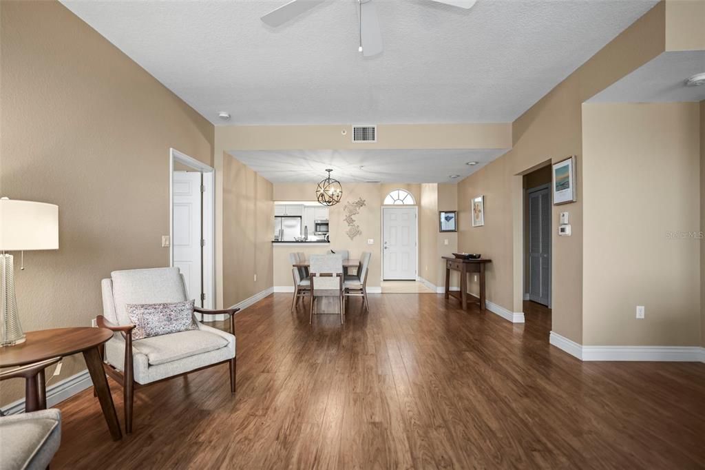 На продажу: $444,900 (2 спален, 2 ванн, 1385 Квадратных фут)