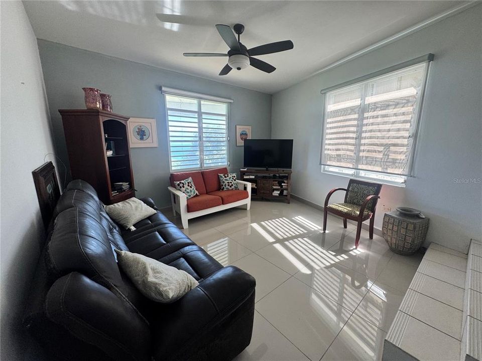 En Venta: $525,000 (3 camas, 3 baños, 2700 Pies cuadrados)
