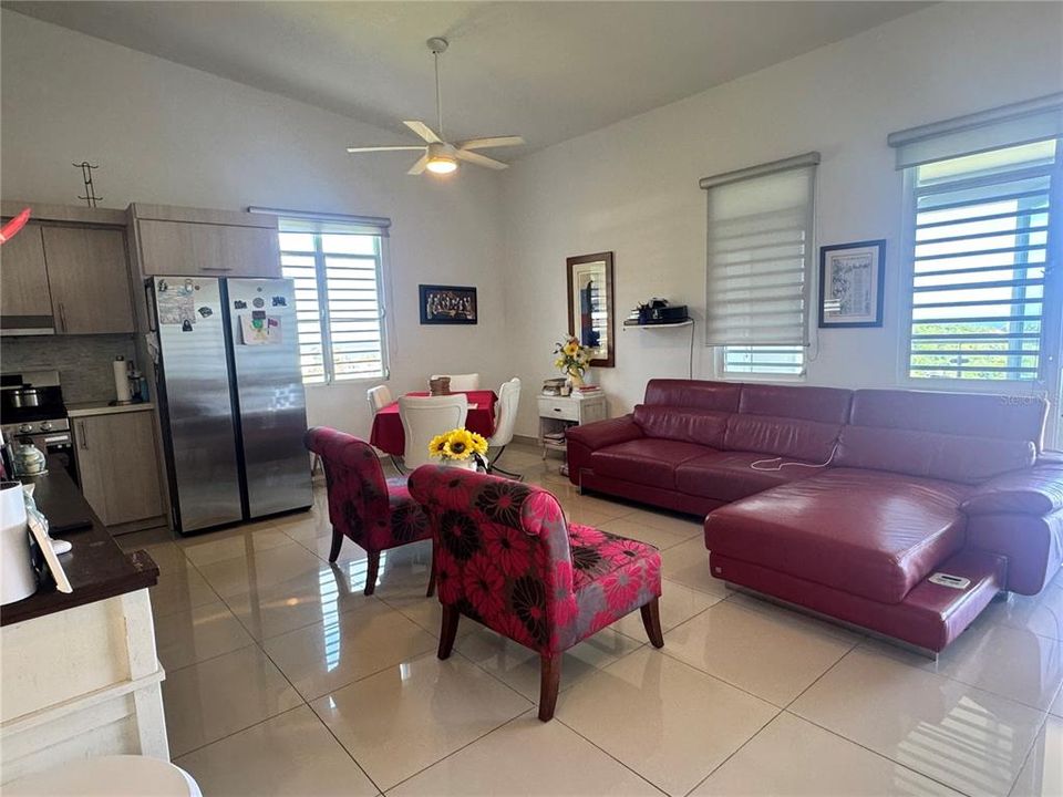 En Venta: $525,000 (3 camas, 3 baños, 2700 Pies cuadrados)