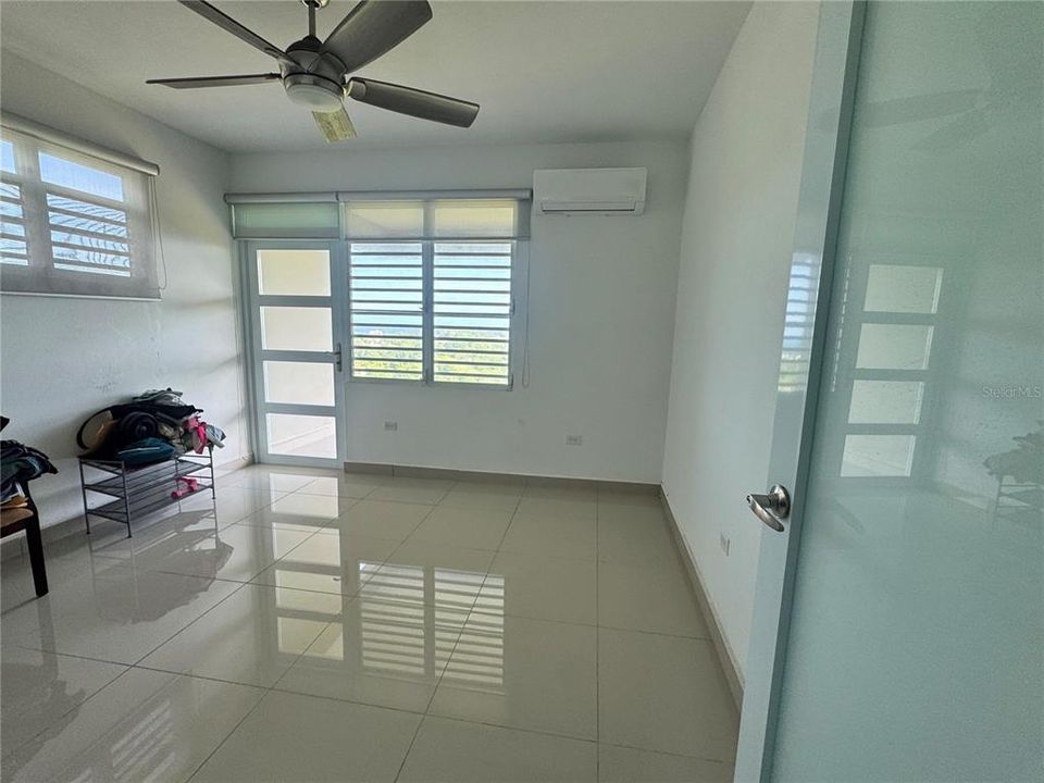En Venta: $525,000 (3 camas, 3 baños, 2700 Pies cuadrados)