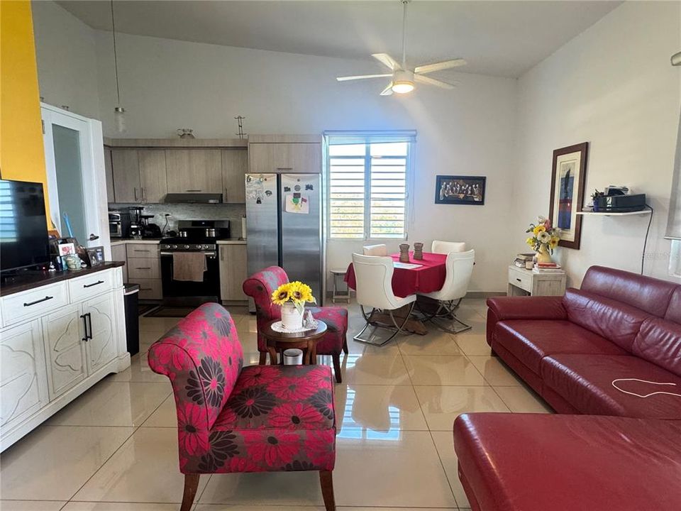 En Venta: $525,000 (3 camas, 3 baños, 2700 Pies cuadrados)