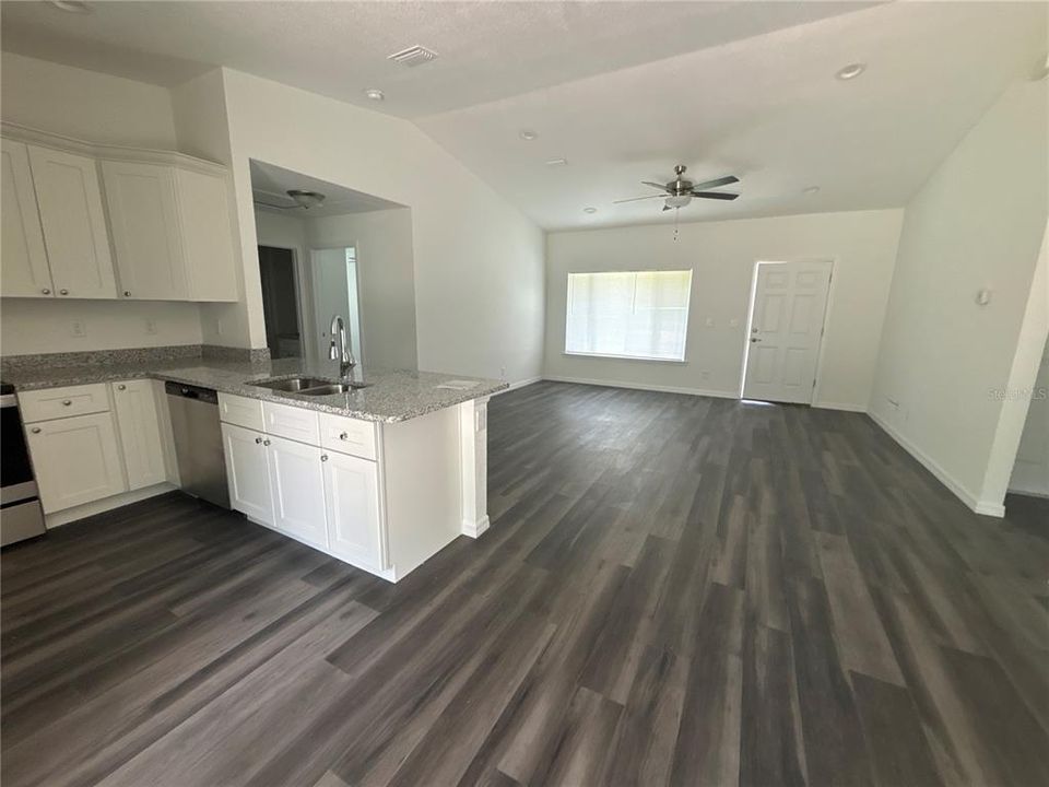 For Rent: $1,625 (3 beds, 2 baths, 1319 Square Feet)