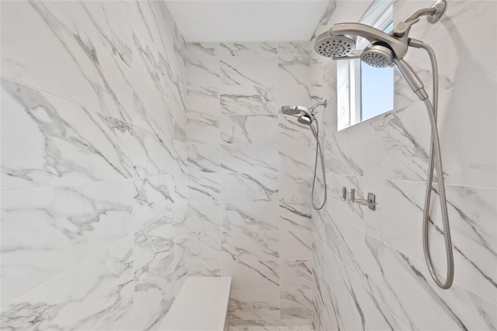 Activo con contrato: $1,399,900 (4 camas, 4 baños, 3575 Pies cuadrados)