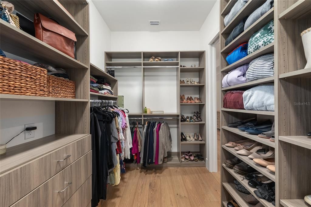 Activo con contrato: $1,399,900 (4 camas, 4 baños, 3575 Pies cuadrados)