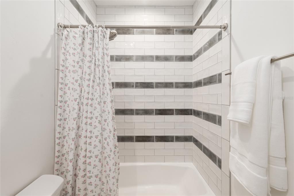 Activo con contrato: $1,399,900 (4 camas, 4 baños, 3575 Pies cuadrados)