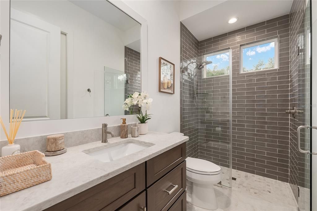 Activo con contrato: $1,399,900 (4 camas, 4 baños, 3575 Pies cuadrados)