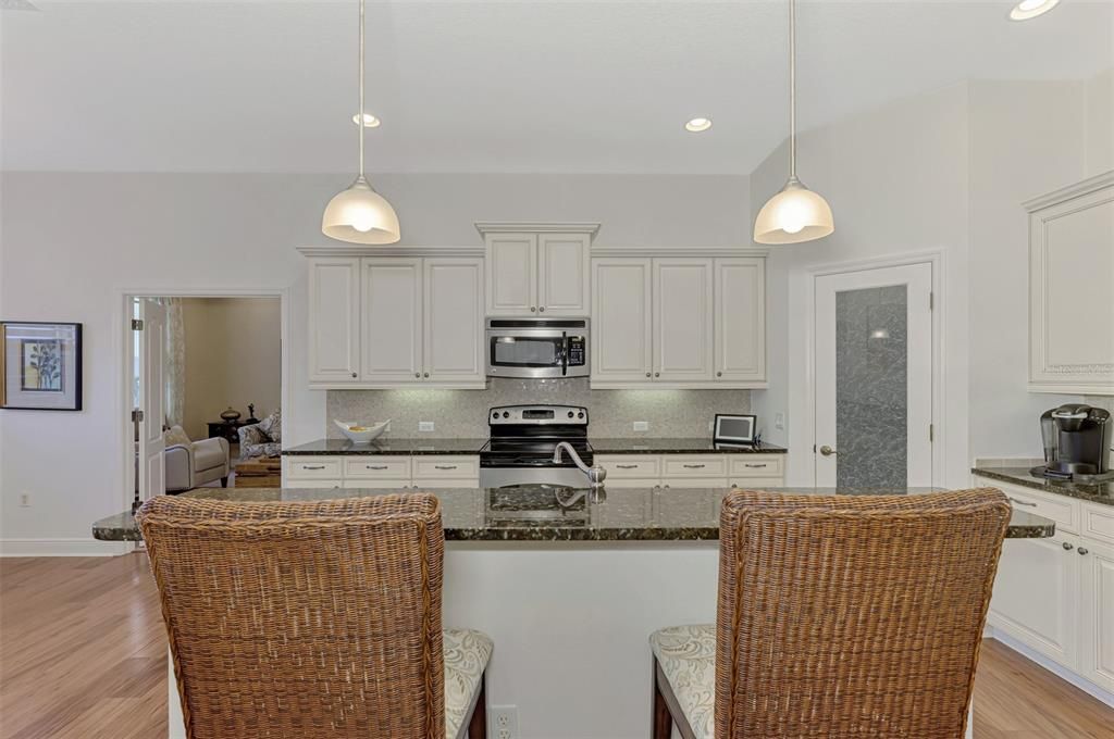 Под контрактом: $734,900 (3 спален, 2 ванн, 2331 Квадратных фут)