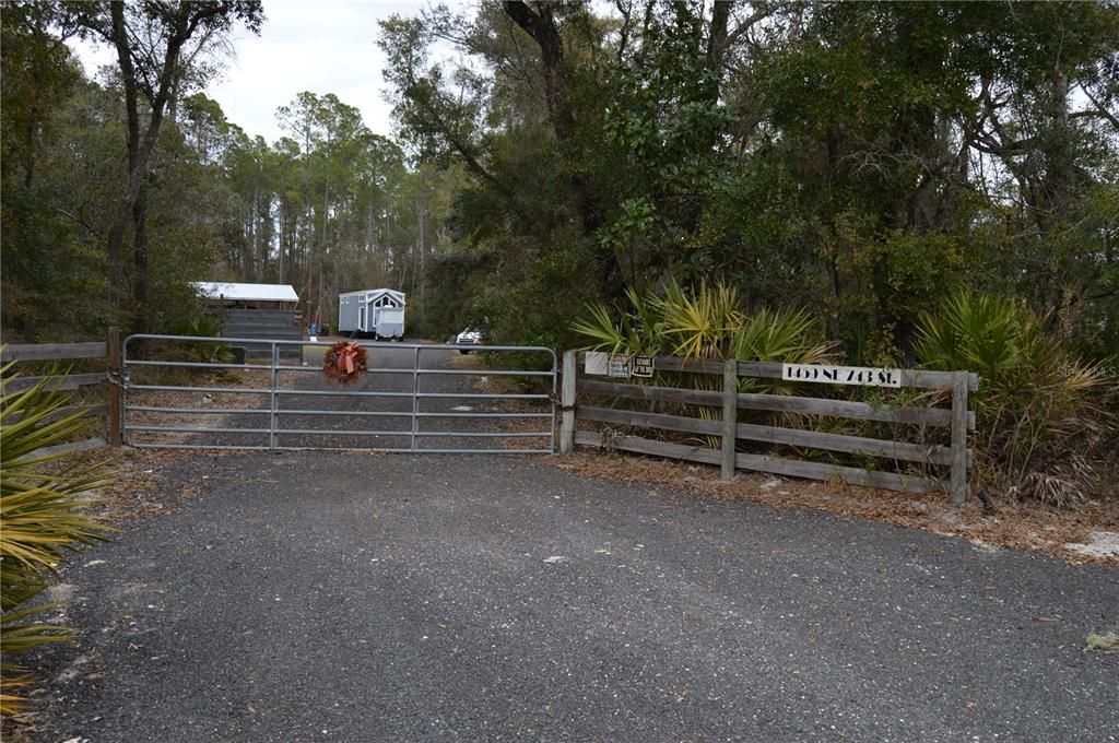 На продажу: $160,000 (5.17 acres)