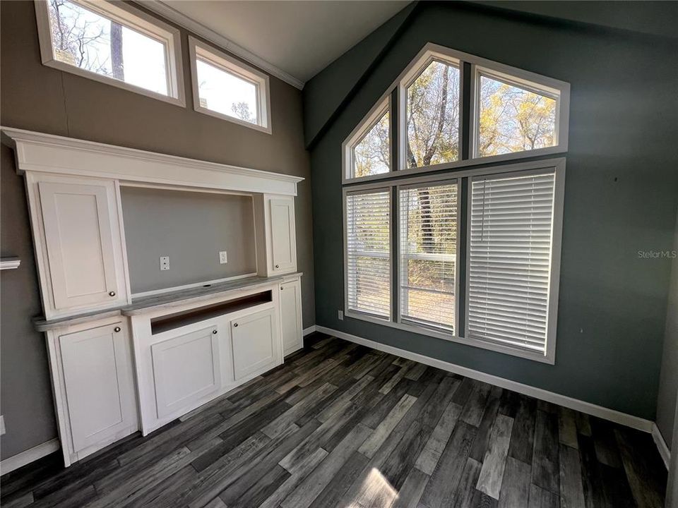 На продажу: $160,000 (5.17 acres)