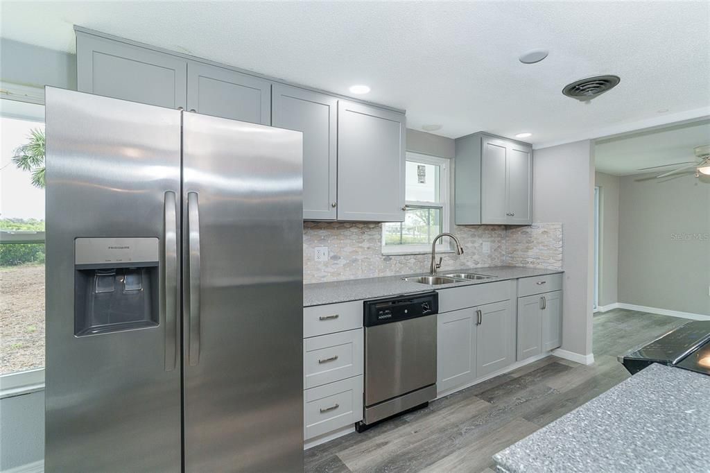 Под контрактом: $449,999 (2 спален, 2 ванн, 1086 Квадратных фут)