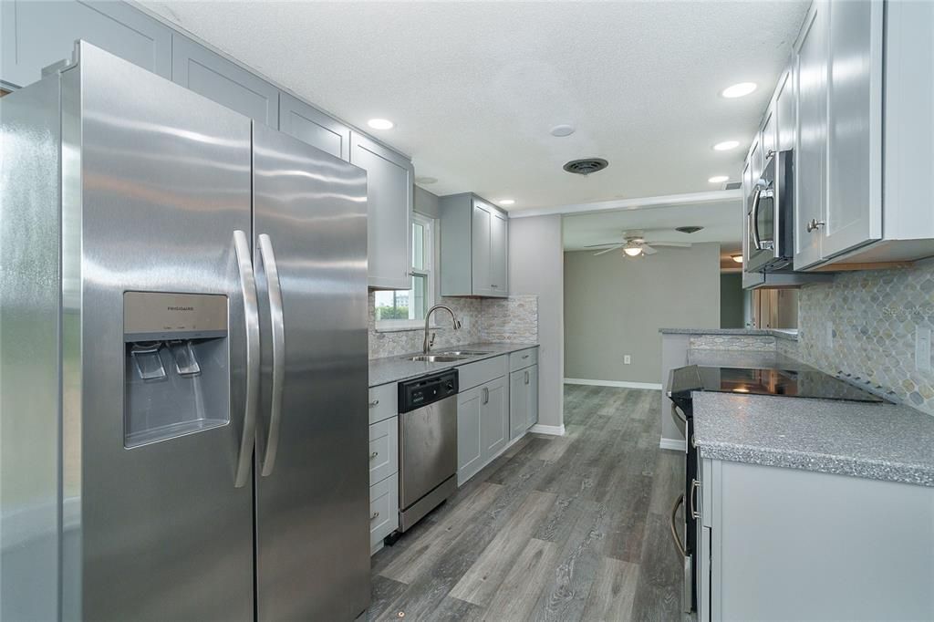 Под контрактом: $449,999 (2 спален, 2 ванн, 1086 Квадратных фут)
