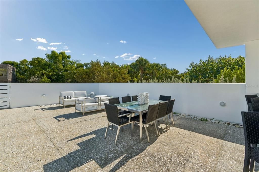 Active With Contract: $2,998,000 (4 beds, 3 baths, 4006 Square Feet)