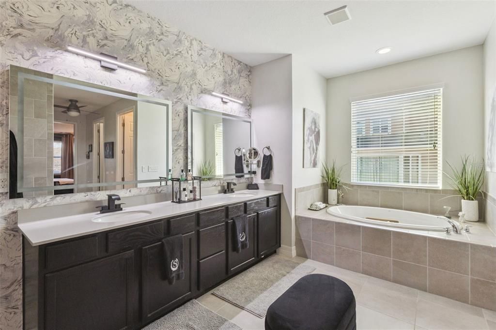 Activo con contrato: $1,099,000 (5 camas, 4 baños, 4661 Pies cuadrados)