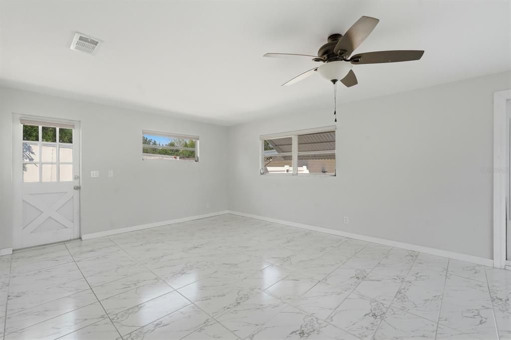 На продажу: $329,900 (2 спален, 1 ванн, 1508 Квадратных фут)