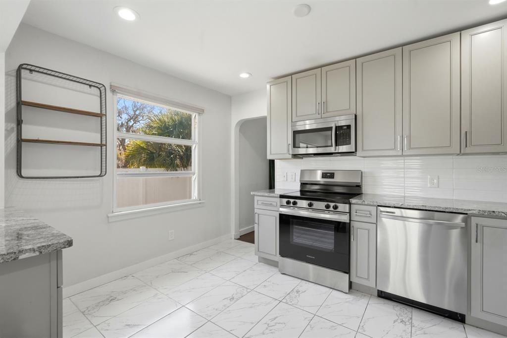 На продажу: $329,900 (2 спален, 1 ванн, 1508 Квадратных фут)