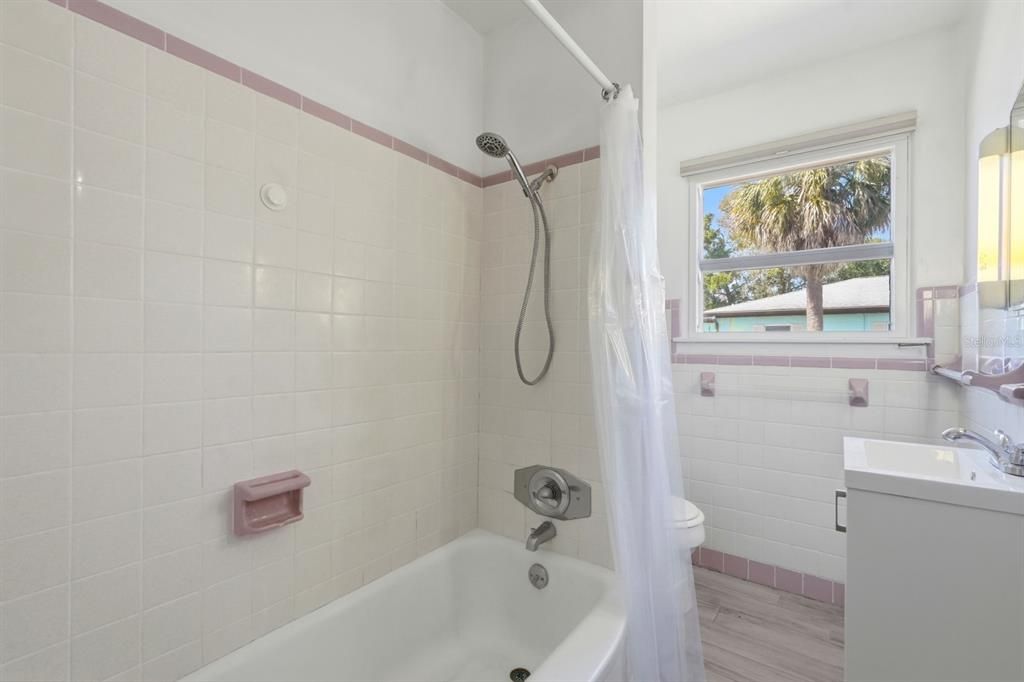 На продажу: $329,900 (2 спален, 1 ванн, 1508 Квадратных фут)