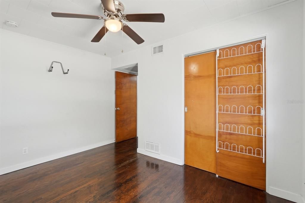 На продажу: $329,900 (2 спален, 1 ванн, 1508 Квадратных фут)