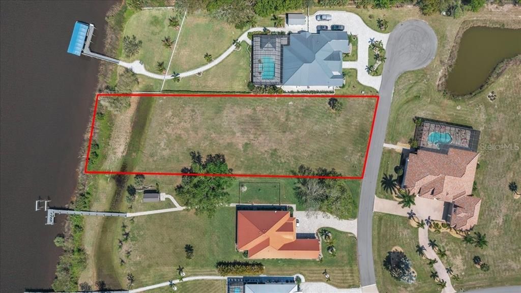 En Venta: $450,000 (1.03 acres)