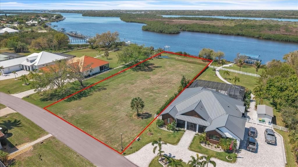 En Venta: $450,000 (1.03 acres)