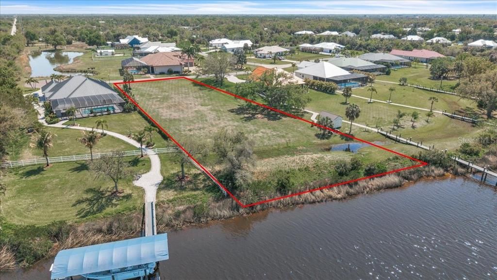 En Venta: $450,000 (1.03 acres)