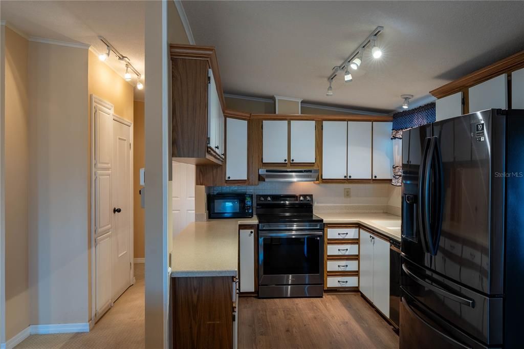 На продажу: $225,000 (2 спален, 2 ванн, 1420 Квадратных фут)