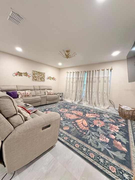 Под контрактом: $599,990 (4 спален, 2 ванн, 2329 Квадратных фут)