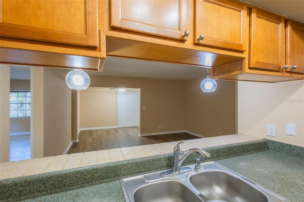 Active With Contract: $159,999 (2 beds, 1 baths, 948 Square Feet)