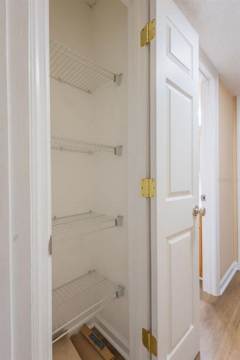 Active With Contract: $159,999 (2 beds, 1 baths, 948 Square Feet)