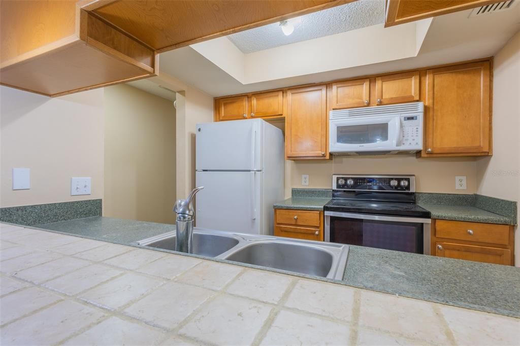 Active With Contract: $159,999 (2 beds, 1 baths, 948 Square Feet)