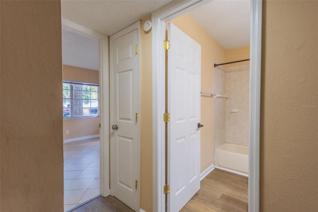Active With Contract: $159,999 (2 beds, 1 baths, 948 Square Feet)