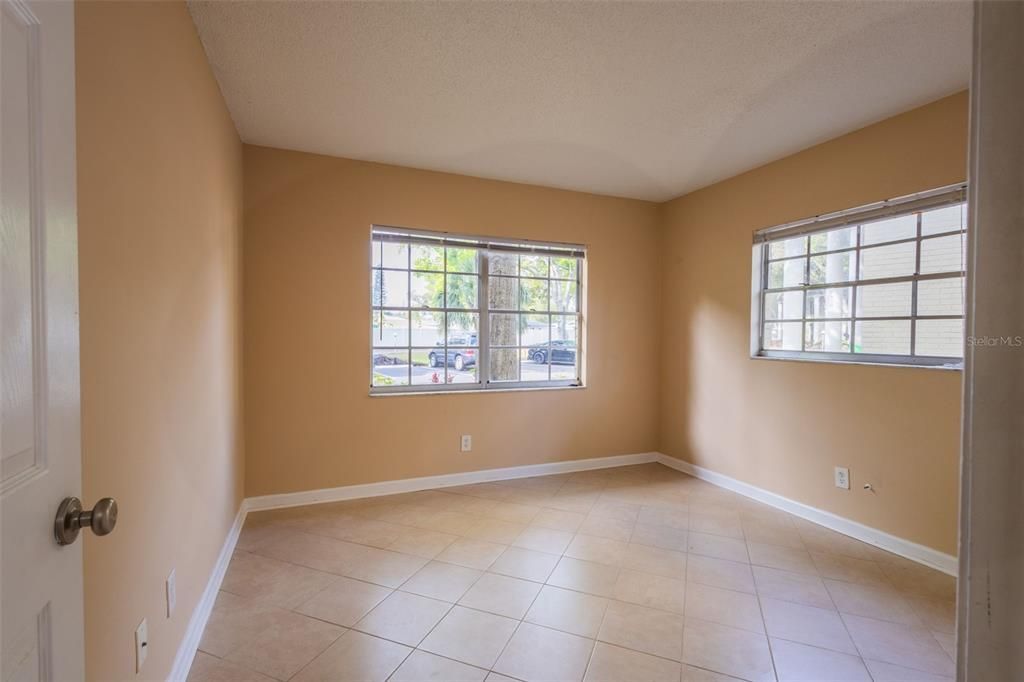 Active With Contract: $159,999 (2 beds, 1 baths, 948 Square Feet)