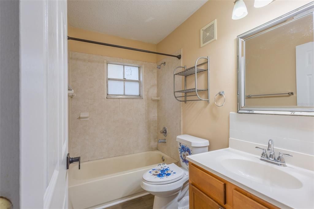 Active With Contract: $159,999 (2 beds, 1 baths, 948 Square Feet)