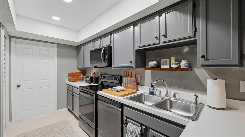 На продажу: $299,900 (2 спален, 2 ванн, 1385 Квадратных фут)