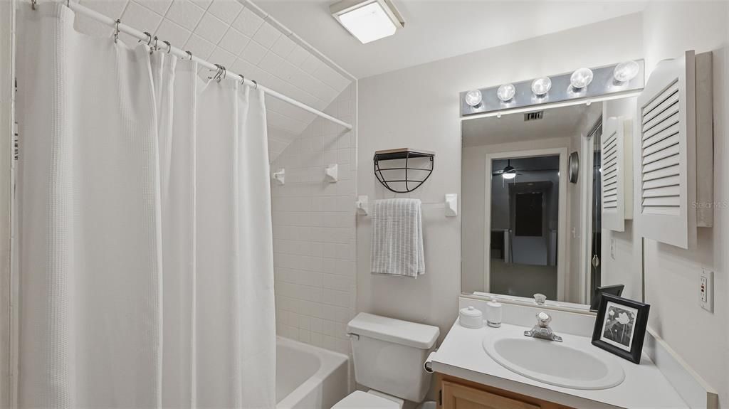 На продажу: $299,900 (2 спален, 2 ванн, 1385 Квадратных фут)