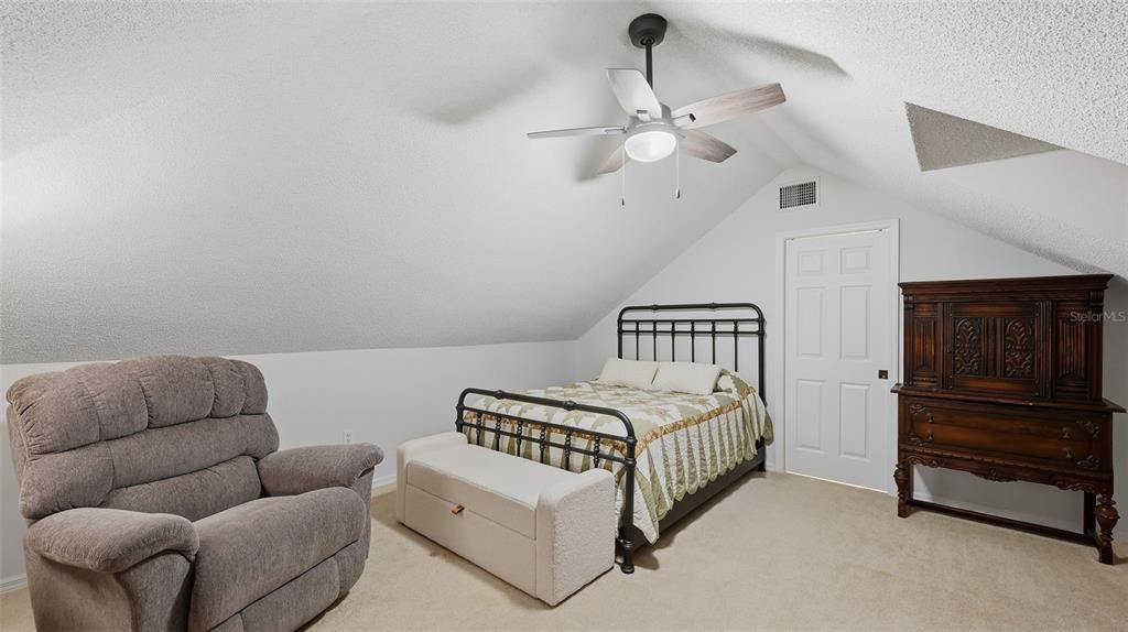 На продажу: $299,900 (2 спален, 2 ванн, 1385 Квадратных фут)