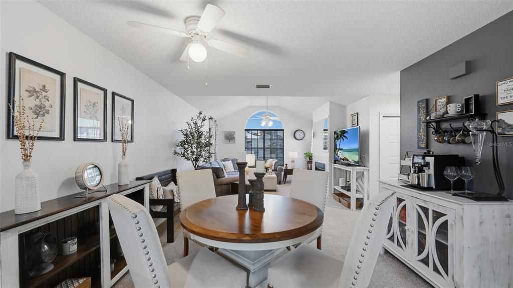 На продажу: $299,900 (2 спален, 2 ванн, 1385 Квадратных фут)