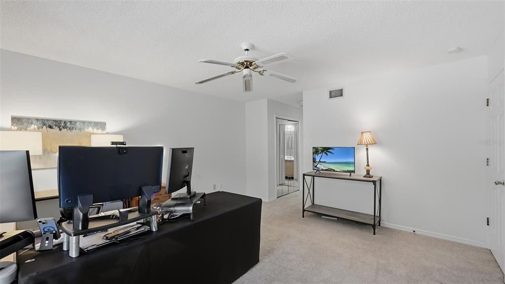 На продажу: $299,900 (2 спален, 2 ванн, 1385 Квадратных фут)