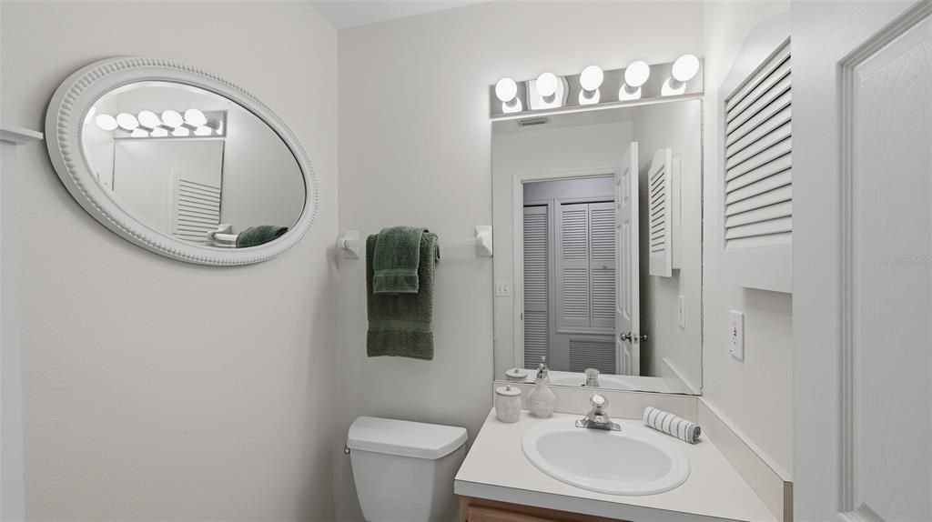 На продажу: $299,900 (2 спален, 2 ванн, 1385 Квадратных фут)