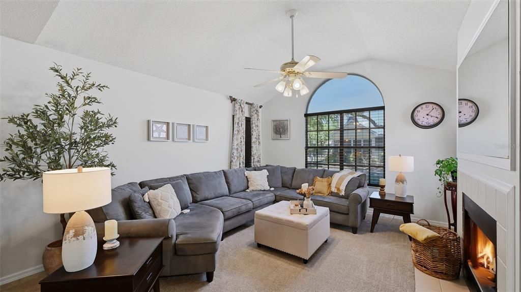 На продажу: $299,900 (2 спален, 2 ванн, 1385 Квадратных фут)