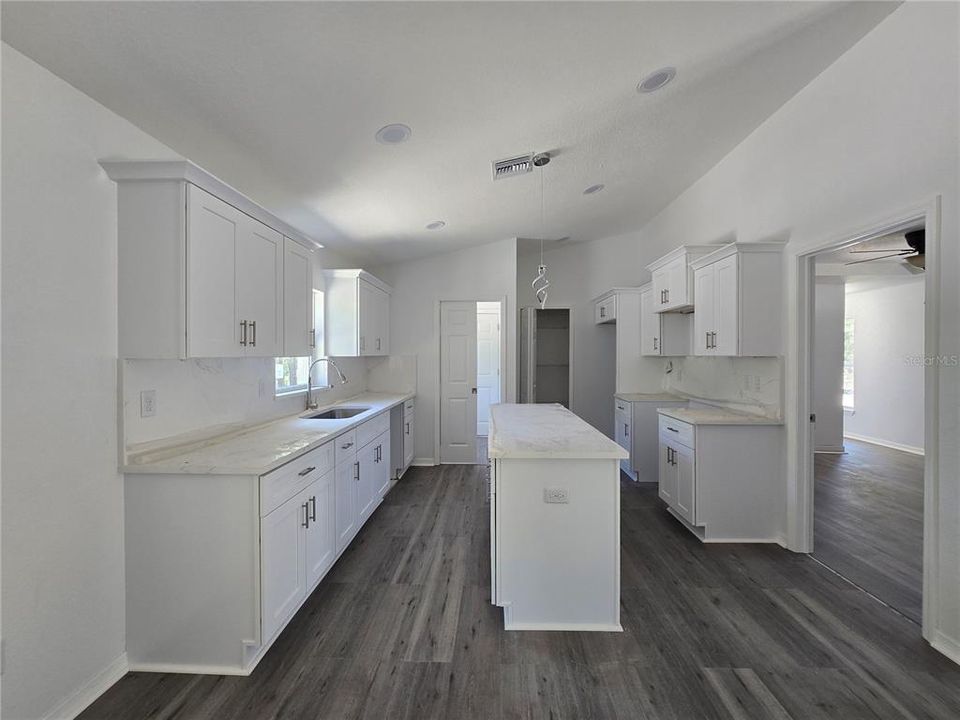 Activo con contrato: $260,000 (3 camas, 2 baños, 1396 Pies cuadrados)