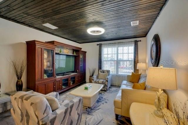 For Rent: $4,000 (6 beds, 2 baths, 2100 Square Feet)