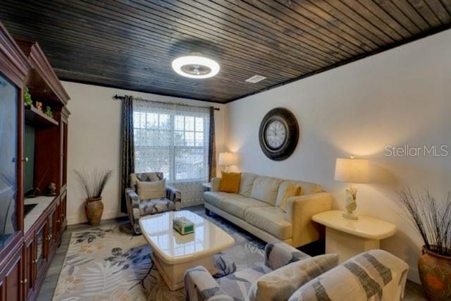 For Rent: $4,000 (6 beds, 2 baths, 2100 Square Feet)