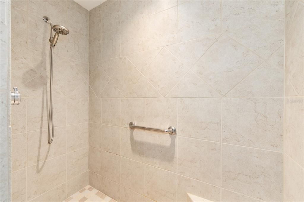 Activo con contrato: $414,000 (3 camas, 2 baños, 1560 Pies cuadrados)