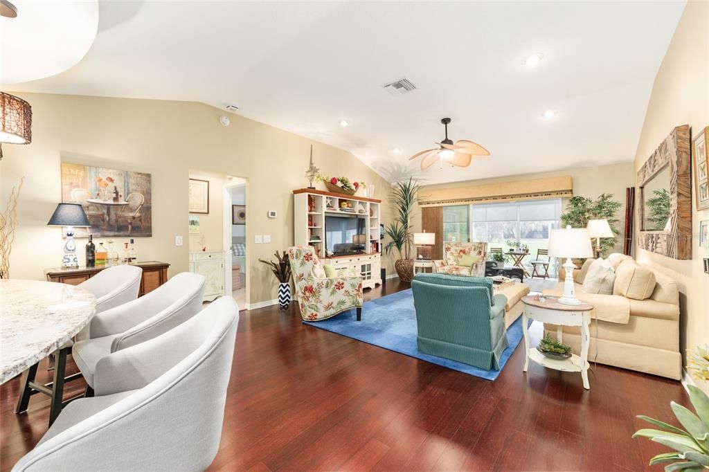 Activo con contrato: $414,000 (3 camas, 2 baños, 1560 Pies cuadrados)